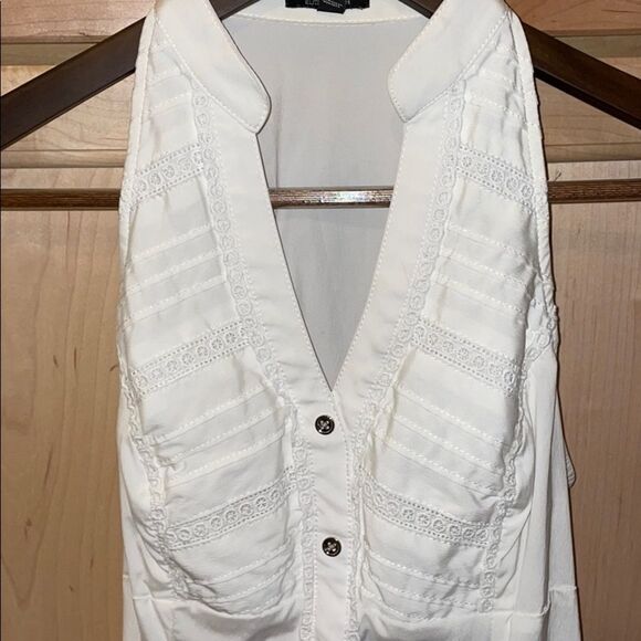 White sleeveless top - Picture 9 of 11